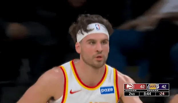 基斯珀特三分投进也得到10分，老鹰第二节追平湖人